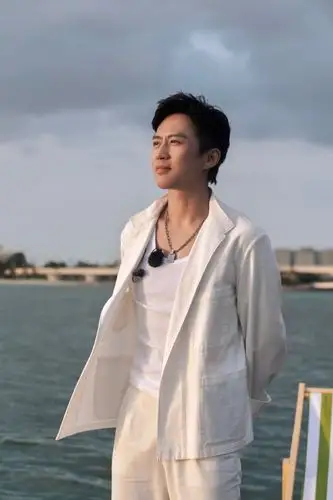 邓超穿西装与众不同休闲随性却很时髦网友帅得过分