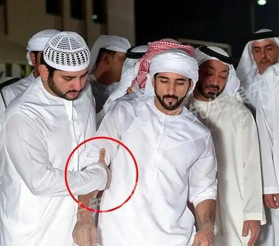 迪拜帝国长子34岁早逝,哈姆丹王子扛起哥哥遗体,伤心到哭红了眼_网易