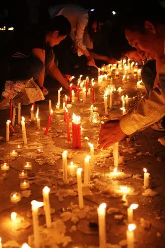 一根洁白的蜡烛代表一个深深的哀思,群众的力量让我感动!