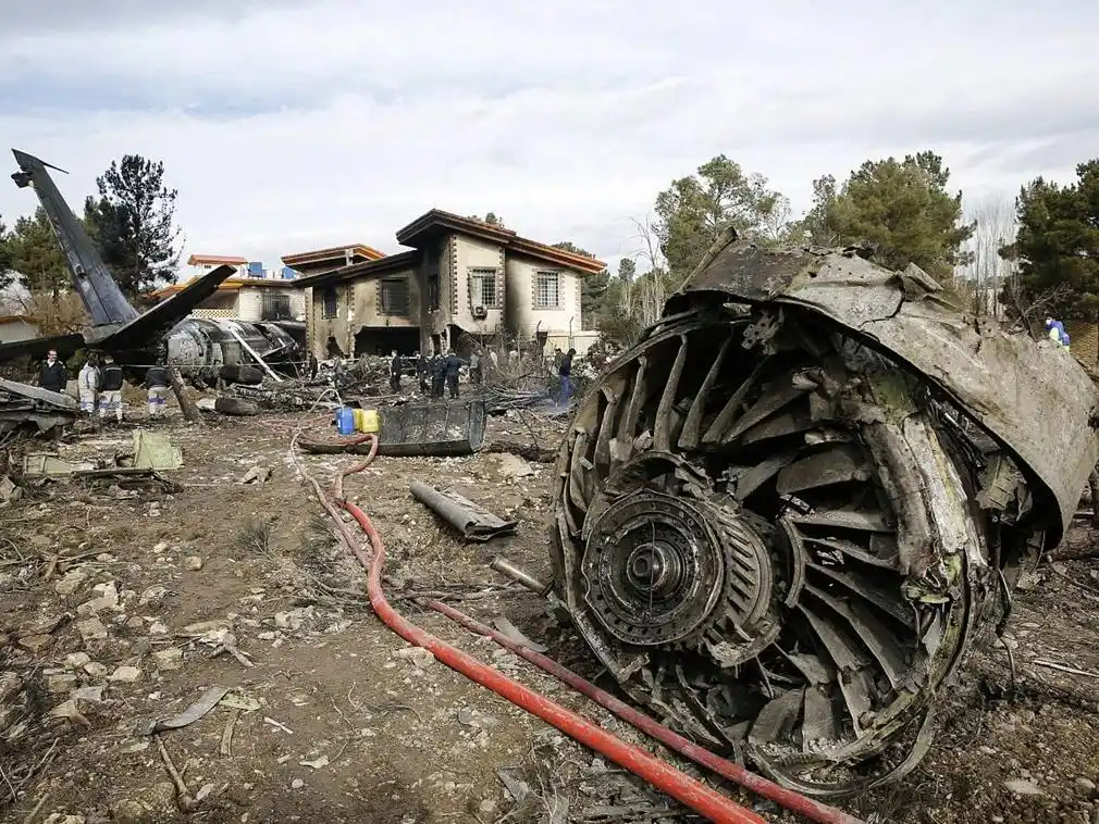 一架波音707飞机伊朗首都在坠毁起火,现场画面惨烈