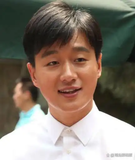 演员佟大为娶关老师为妻8年生3孩如今一家五口其乐融融