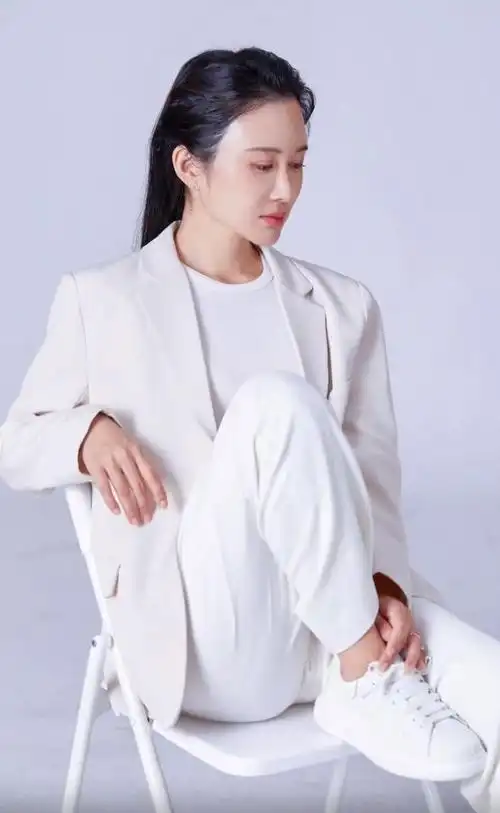 71岁张纪中晒老婆写真大片40岁杜星霖秀小蛮腰越穿越年轻