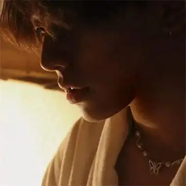 成熟稳重很有氛围感的男生头像图片 高级永看不厌的真人男头合集