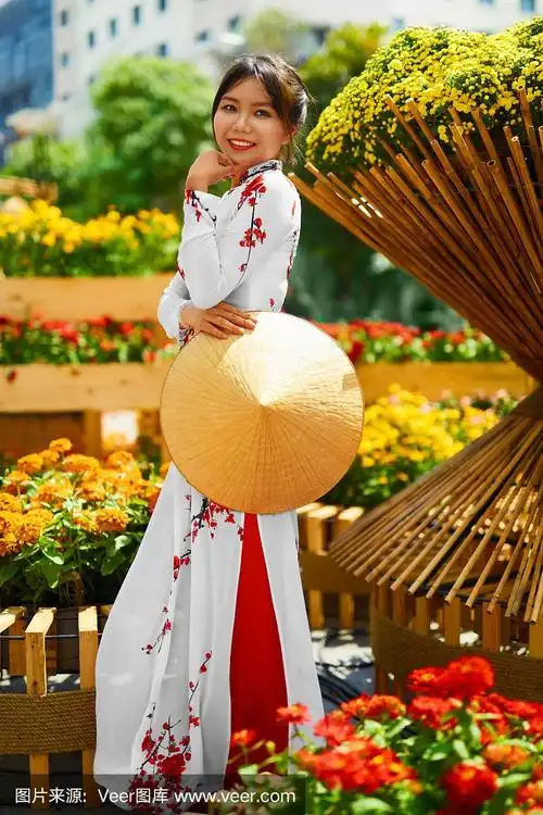 越南.穿着民族奥黛服装的亚洲女孩