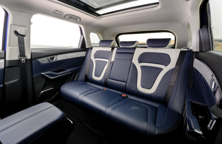 【蓝白相间内饰】【乘鸾跨凤迎宾踏板】同时,在奔腾t99"五星安全"的