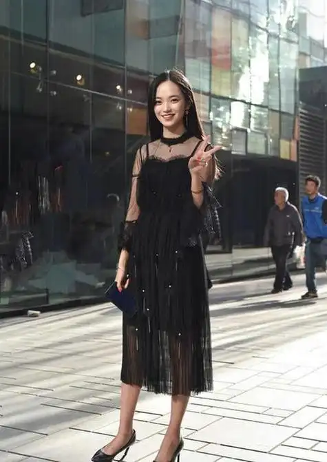 穿无袖的黑色连衣裙显得小巧又气质|长裙|裙子|高跟鞋网易路人街拍