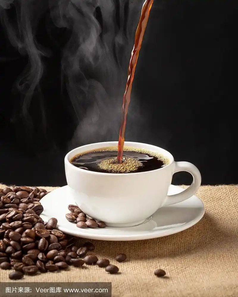 一杯带着烟和咖啡豆的滚烫咖啡.黑色背景上的热咖啡.