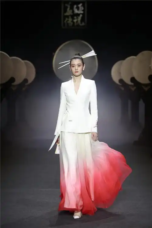 盖娅传说2019秋冬系列中国时装周压轴出场_中国时装周_秀场_模特中国