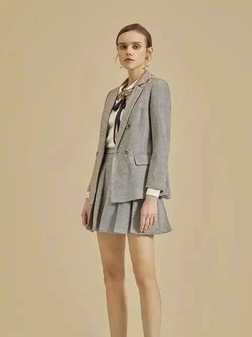 > 朗斯莉女装产品详细 品牌介绍 品牌诠释:         朗斯莉女装以突出