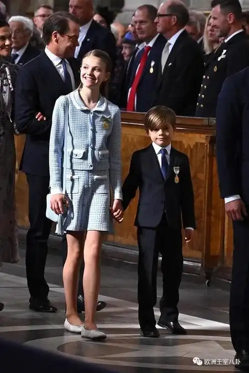 不羁放纵爱儿子的青蛙国王即位半个世纪了