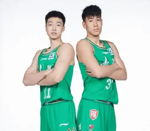 卫冕冠军辽宁男篮正式公布球队的新赛季官方写真照,由郭艾伦,赵继伟