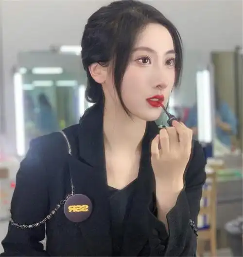 lpl女主持,女解说换形象,穿西装的"小助理"造型,谁更好看?