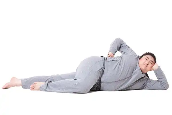 搞笑胖子侧卧