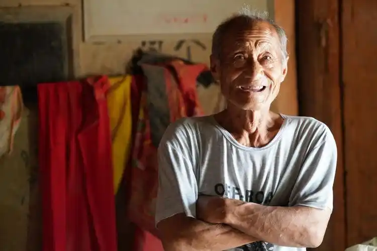 黄河岸边,7旬农民大叔守1座百年小庙20年,看他活成啥样