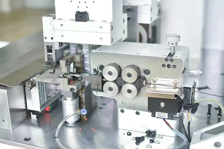 进线模组▲ 压端,穿热缩管,烘热缩管▲ ssz-720 全自动热缩套管机