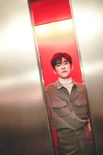 正装的少年 像个小大人 帅帅帅的千玺 妥妥的杂志封面 帅帅帅的千玺