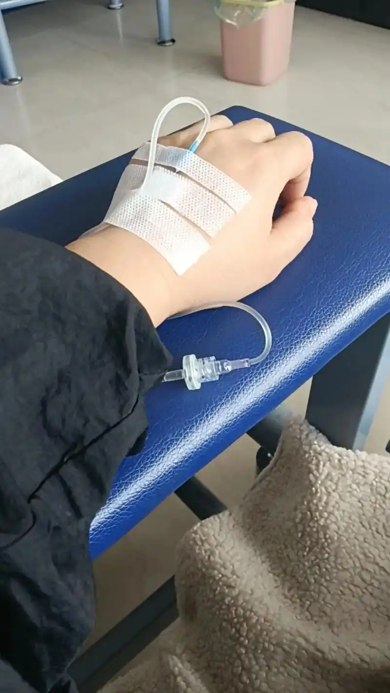 我以为能坚持,能扛得住,最终还是扛不住,也坚持不了,一个人打点滴