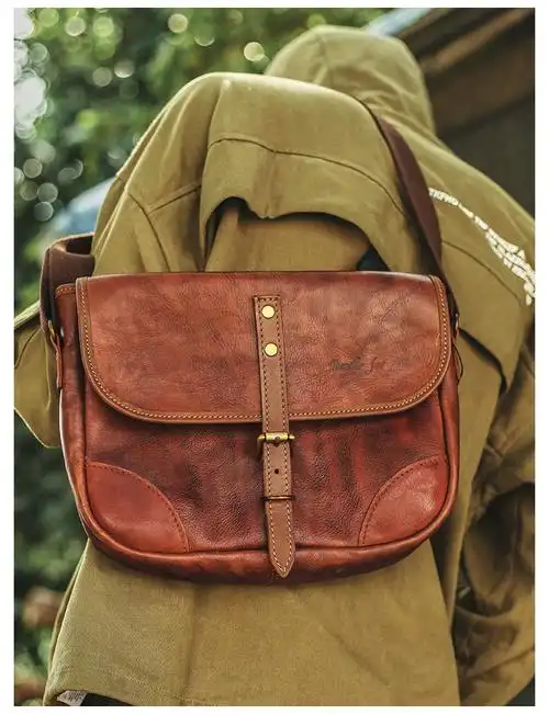 2020秋冬季单肩包男针扣款潮流男士皮包复古欧美风斜挎包旅行包