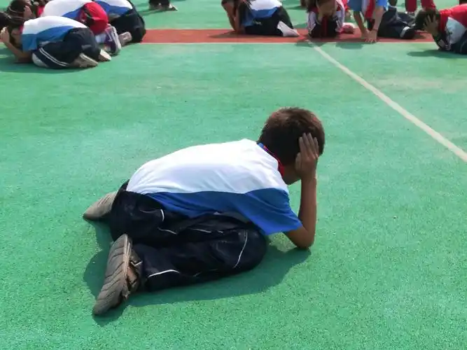 就地卧倒,面部朝下,掩住耳,张开口,闭上眼,这就是标准动作的典范