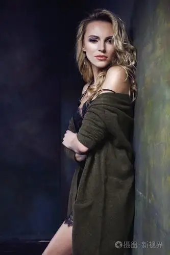 年轻漂亮的金发女郎穿着温暖的毛衣在家冬天即将来临