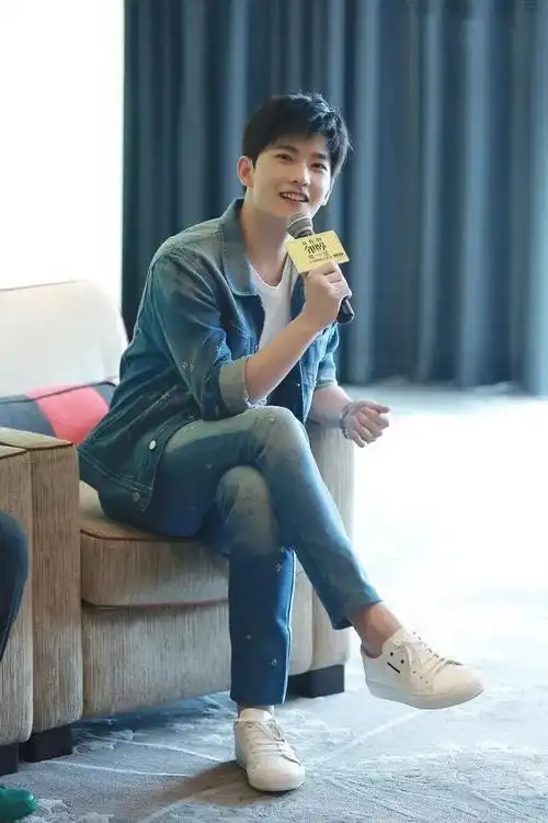 盘点娱乐圈6位半身帅哥,单看脸帅气无比,一看走路姿势仙气全无