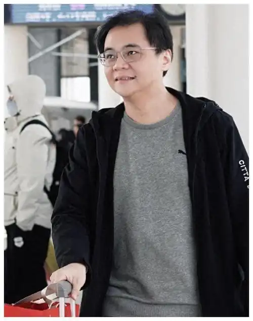 德云社高峰深夜发文晒照勾引粉丝网友惊呼福利在哪