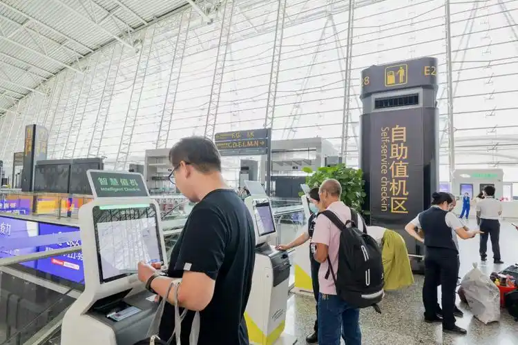 广州白云机场自助值机设备,自助行李托运设备全部开放,有效减少旅客