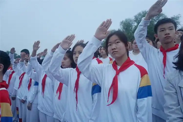 北京市第二十五中学赴天安门广场观看升旗仪式.图为活动现场.学校供图