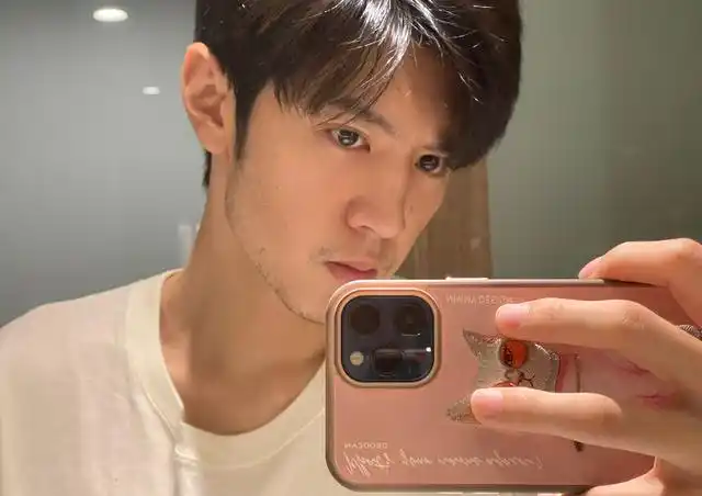 陈哲远开年晒新照手持相机素颜自拍首次晒出自己胡子拉碴形象