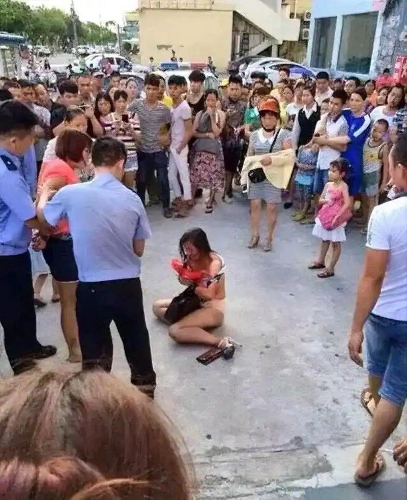 事情是这样的,王女士在得知丈夫与小三的恋情后,闹到了街头,将小三