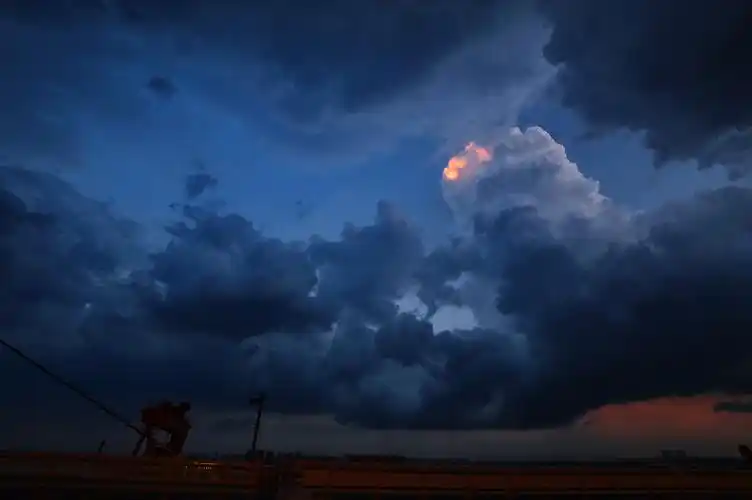 周围的天空上出现了很多象猛兽一般的黑云,非常恐怖.