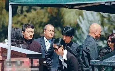 图文:2008年2月26日中午,成龙父亲房道龙因前列腺癌晚期在香港养和