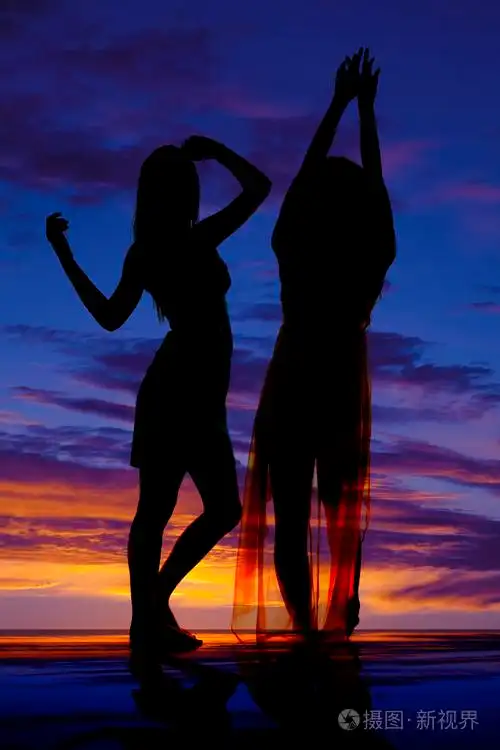 剪影两个女人跳舞