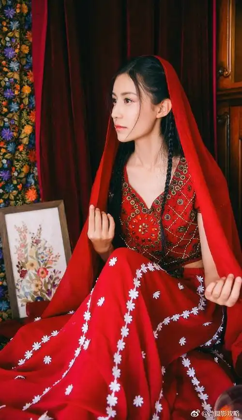 民族风艳丽红衣姑娘精致脸庞写真集