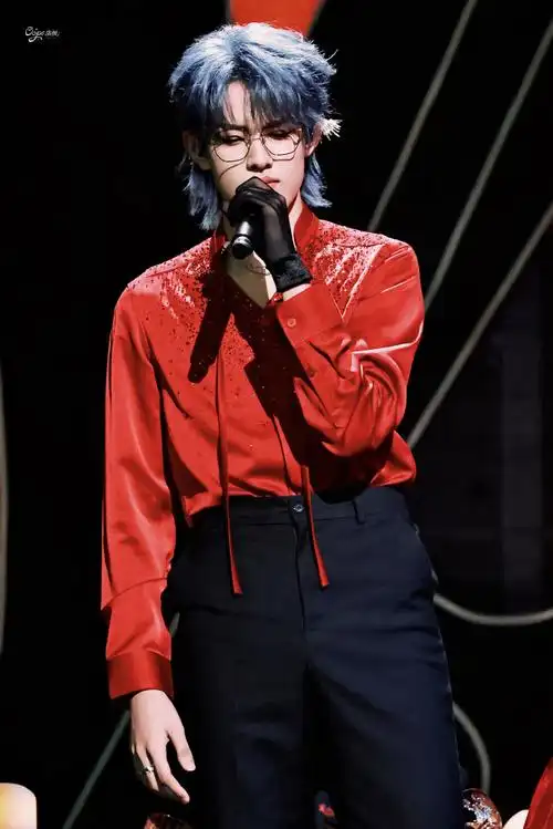 张极超话09#张极蓝发#09#张极 唯一主唱#09