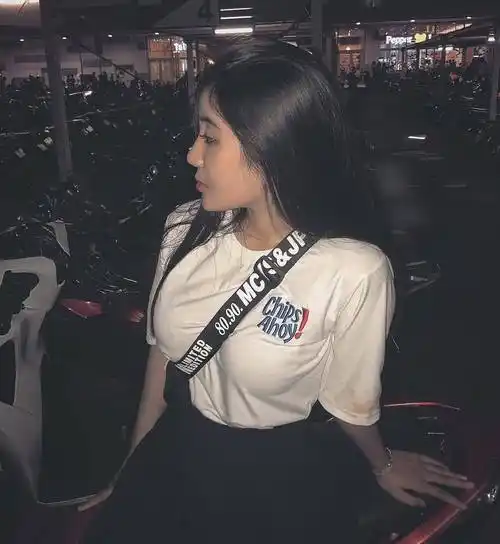 华裔越南美少女刚满17岁,胸大腰细,网友直呼不科学