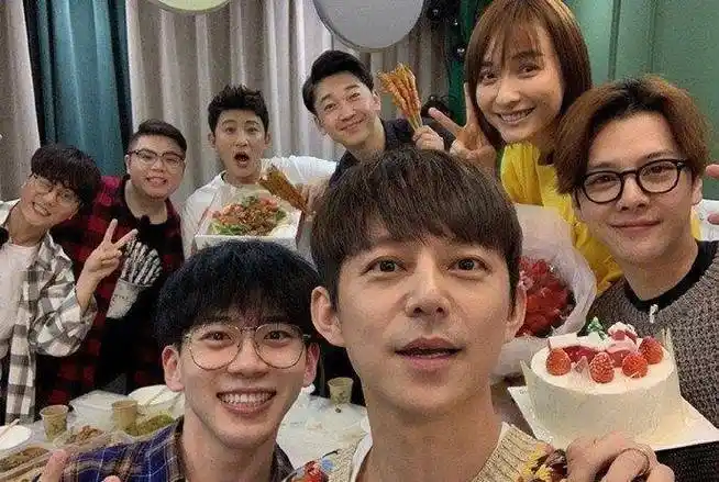 原创何炅和神秘男子牵手身份是费启鸣吗何炅费启鸣在一起关系被扒