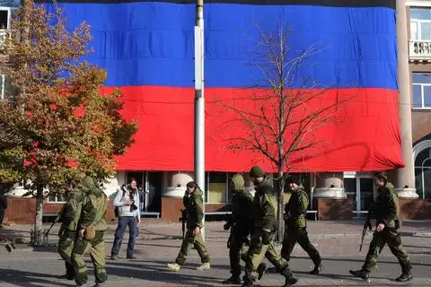 "顿涅茨克人民共和国"展示"国旗"