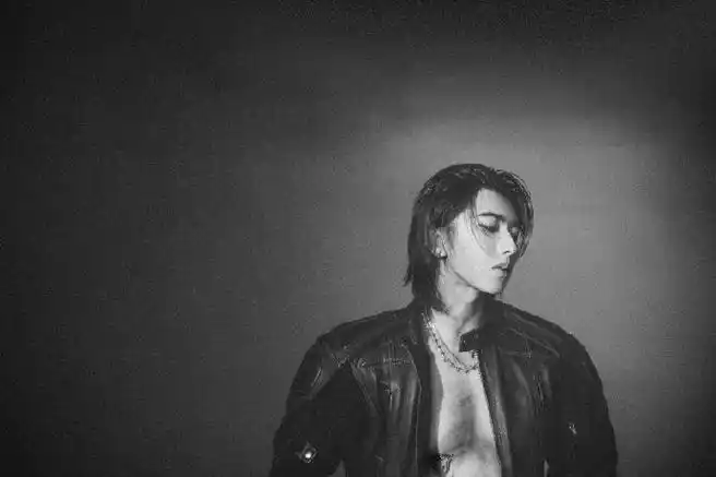 蔡徐坤黑白怼脸照##蔡徐坤新歌rideordie