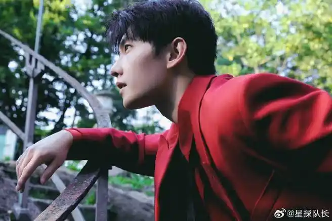 杨洋红西装黑领带##杨洋#杨洋身穿红西装出席活动,霸气侧漏.