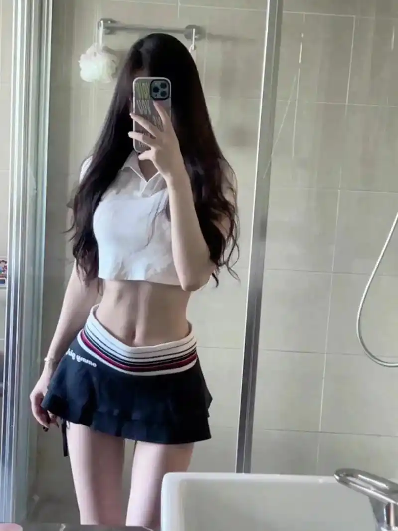 大长腿 #对镜拍 #露腰杀 #马甲线 #谁还不是小腰精 饿 - 抖音