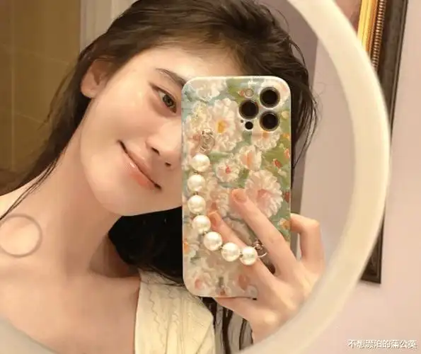 接着还有一张鞠婧祎脸上贴着美颜的照片,手机壳虽然换了,但不难看出这