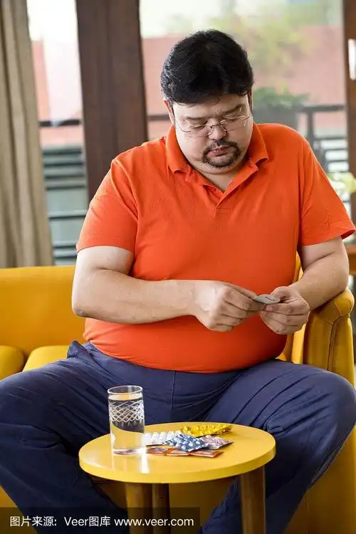胖男人在吃药节食
