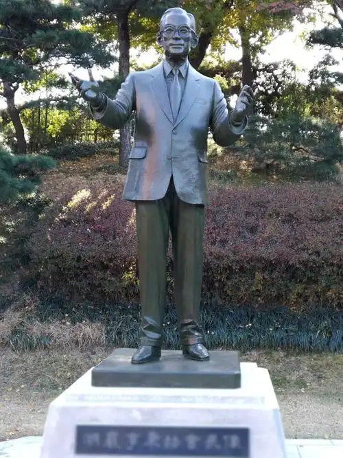 三星创始人李秉喆的铜像我们下榻在首尔的新罗酒店,这家酒店其实也是