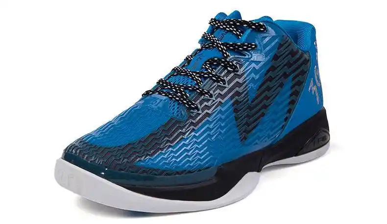 现在马布里签约中国品牌361度,自然穿的是这个品牌,马布里场上篮球鞋