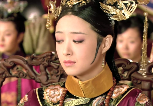 甄嬛传:华妃也穿过纯元旧衣,为何皇上没有厌恶她,反而更加宠爱她呢?