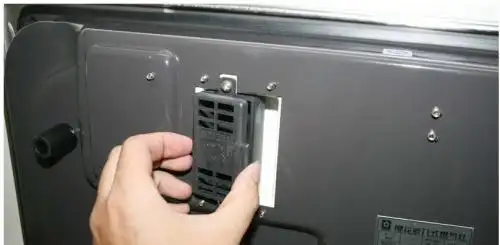 电池仓位于燃气灶的底部,因为燃气灶安装位置,橱柜等原因,更换起来