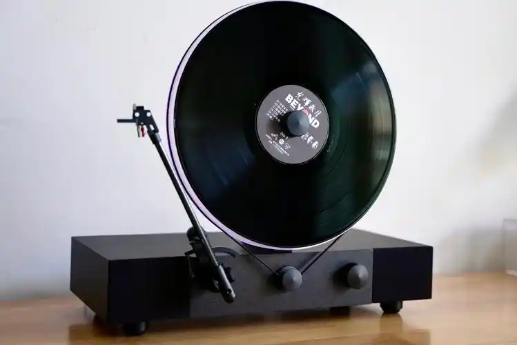 ▼在开始使用唱机前得先把唱头的保护套拿下,然后抬起唱臂让唱头接触