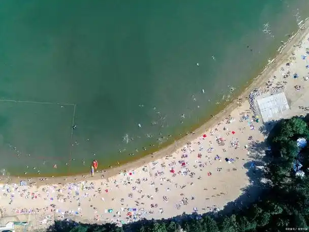 白沙滩,碧海蓝天!宁波一公园,以梅山湾命名,可享受阳光的温暖