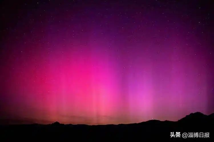 摄影师@jeff的星空之旅拍摄到极光活动,红色,紫色,绿色的极光交相辉映